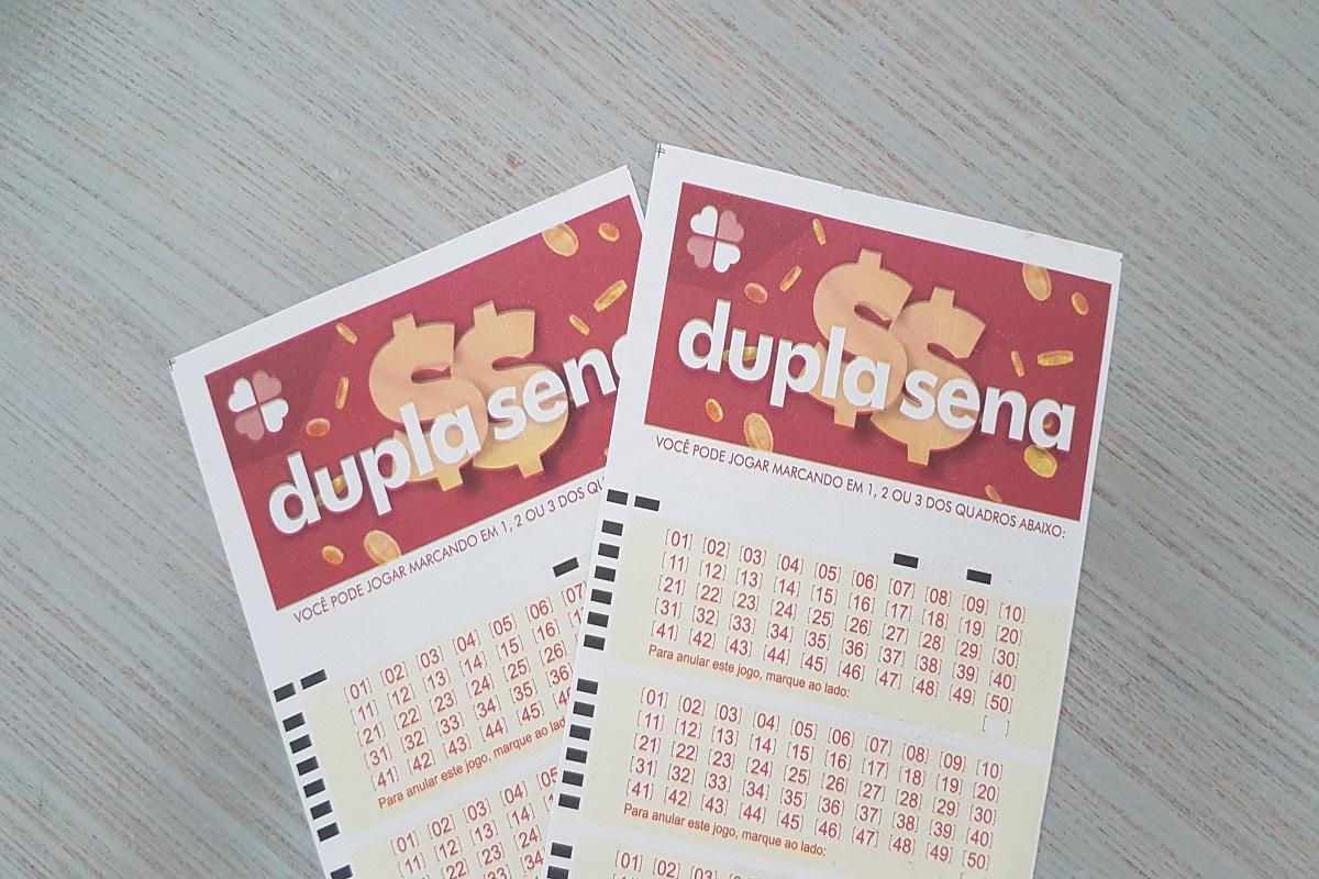 A imagem mostra dois volantes da Dupla Sena
