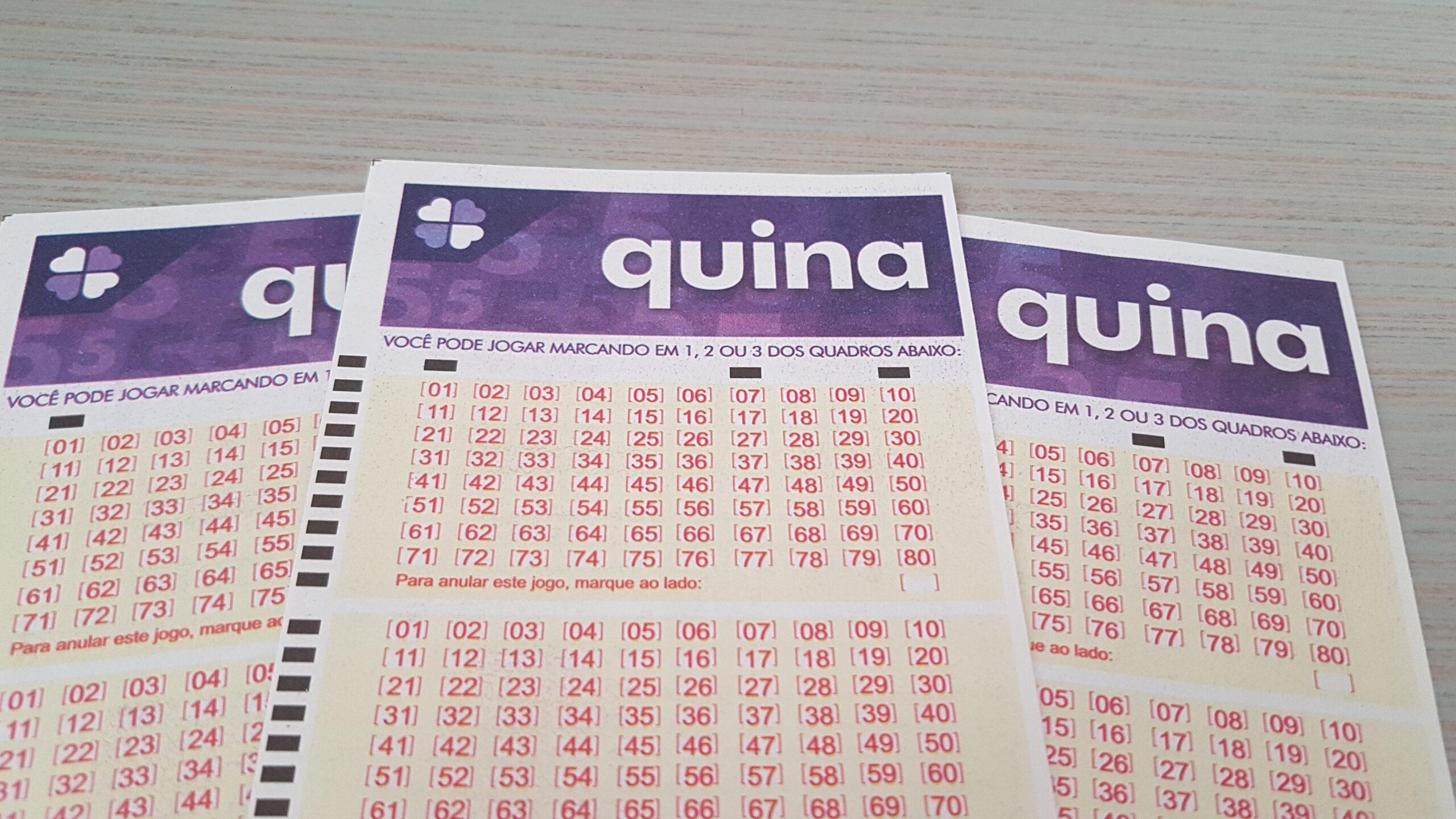 A imagem mostra três volantes da Quina