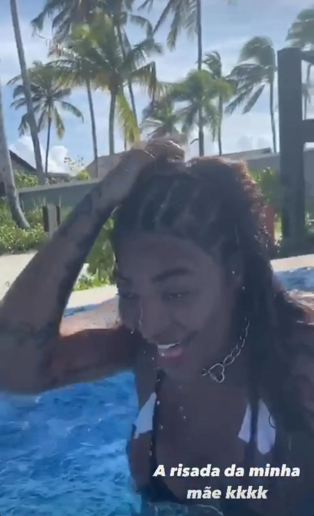 Imagem mostra Ludmilla perdendo a peruca