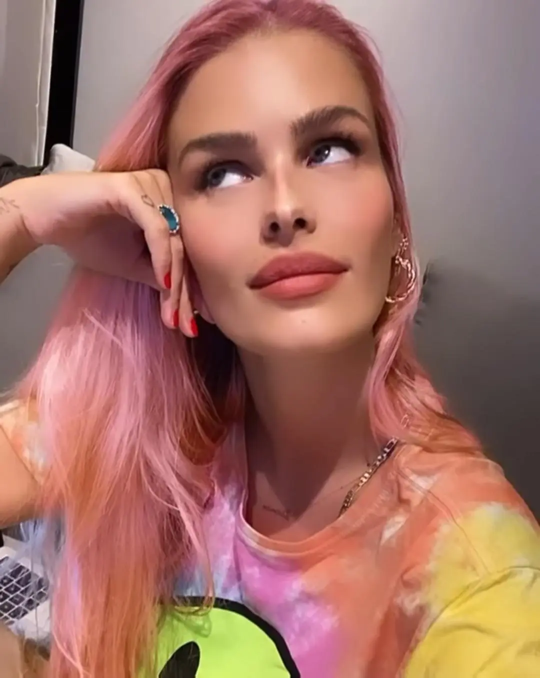 Imagem mostra Yasmin Brunet com cabelo rosa em aplicativo