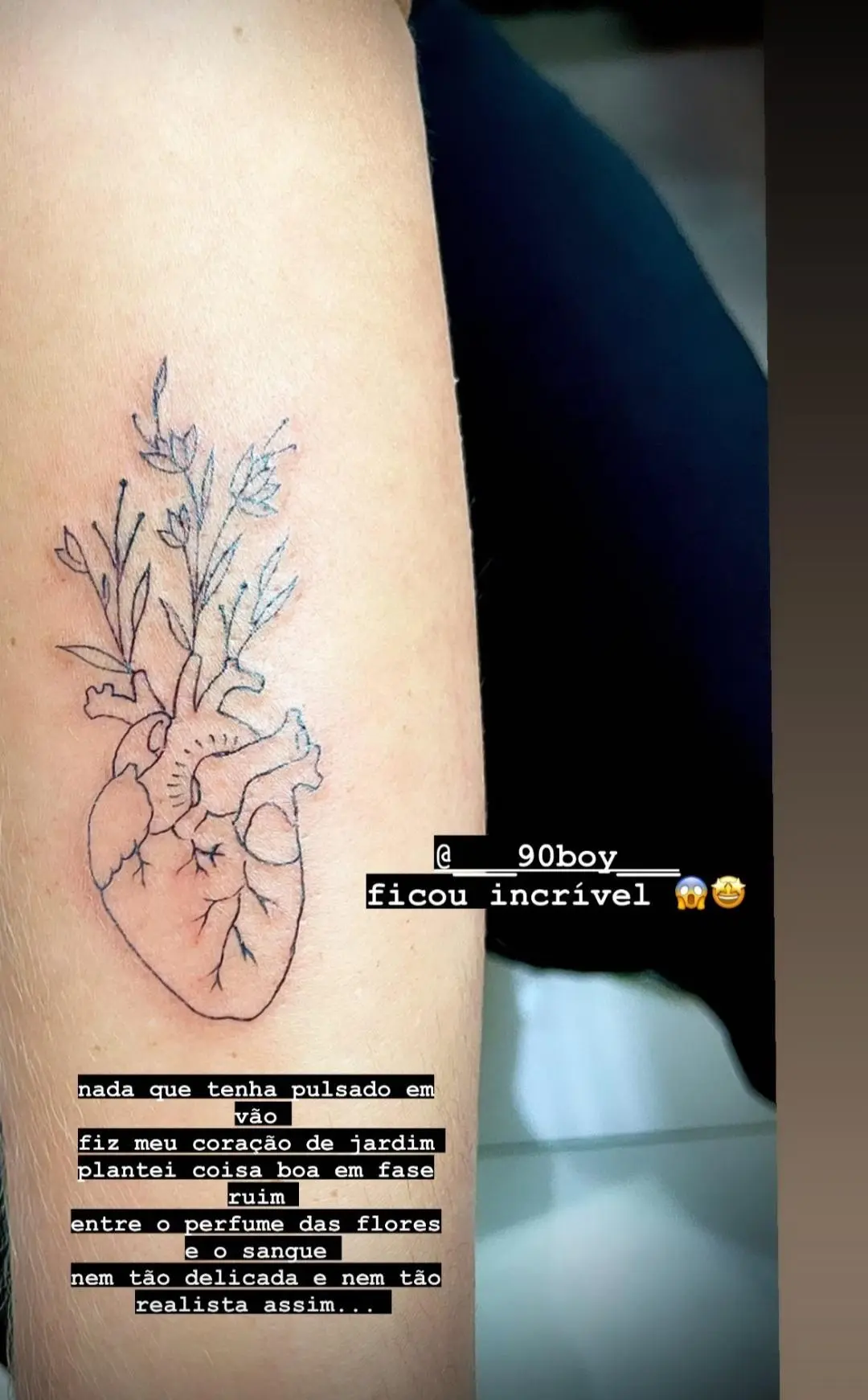 Imagem mostra tatuagem de coração com flores da Marilia Mendonça