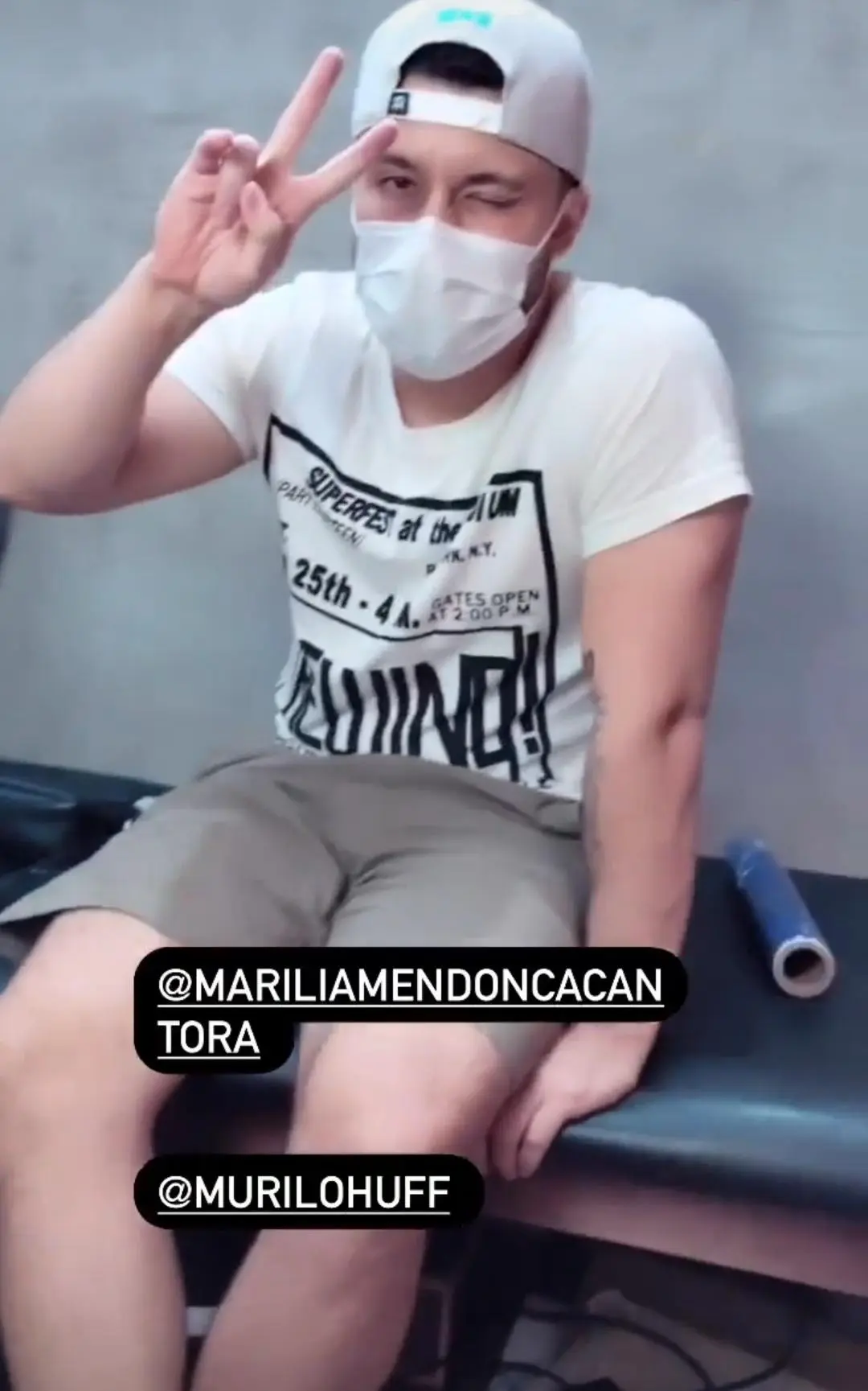 Imagem mostra Murilo Huff de máscara acompanhando Marilia Mendonça, que foi fazer tatuagem