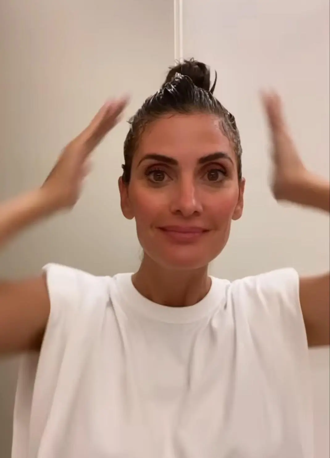 Imagem mostra Isabella Fiorentino passando babosa no cabelo