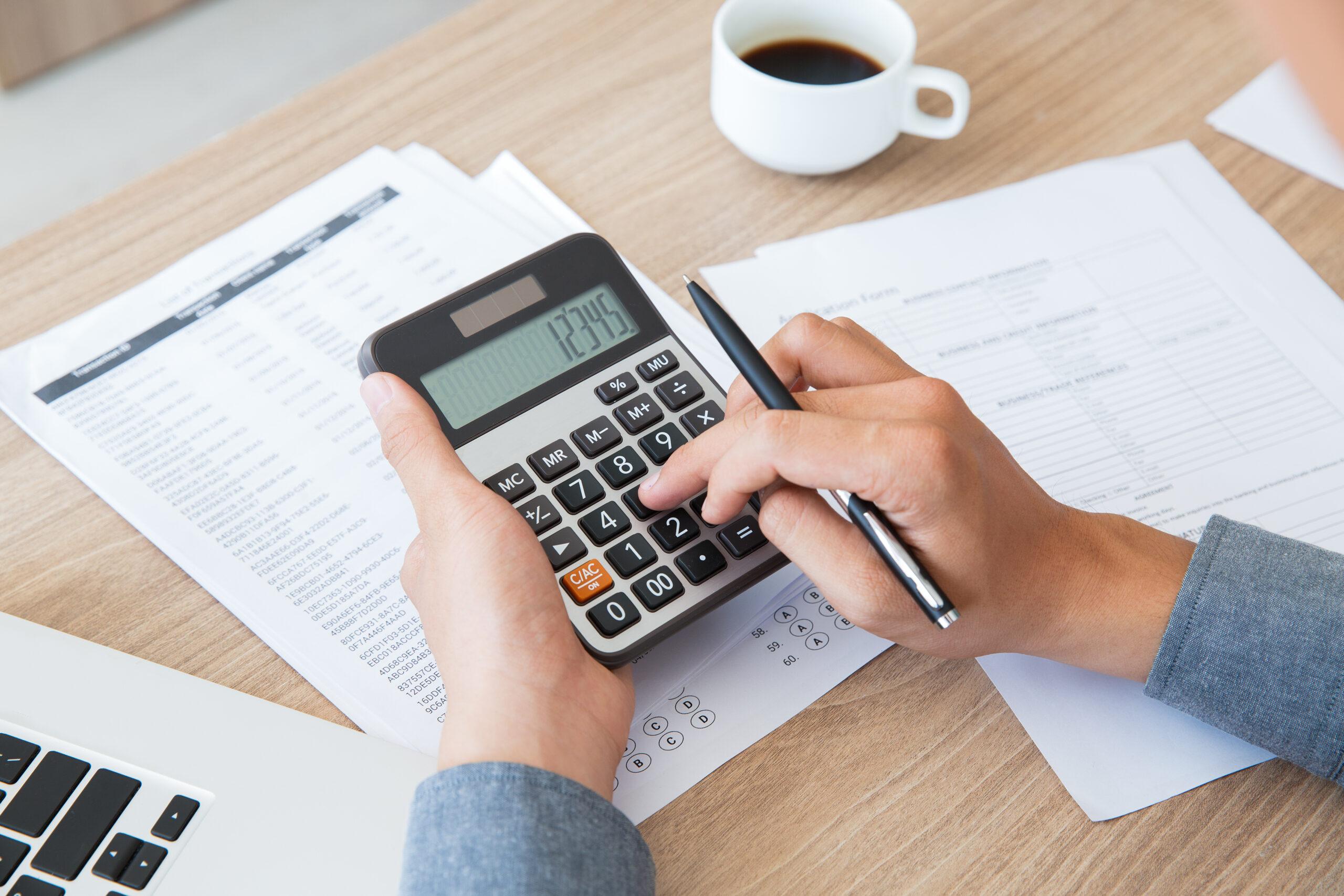Homem usando calculadora