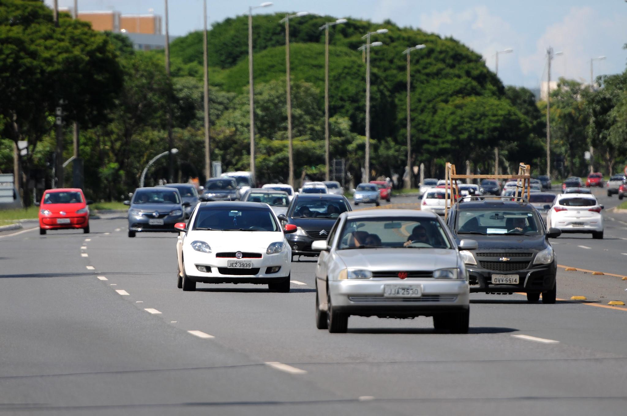 Carros em avenida