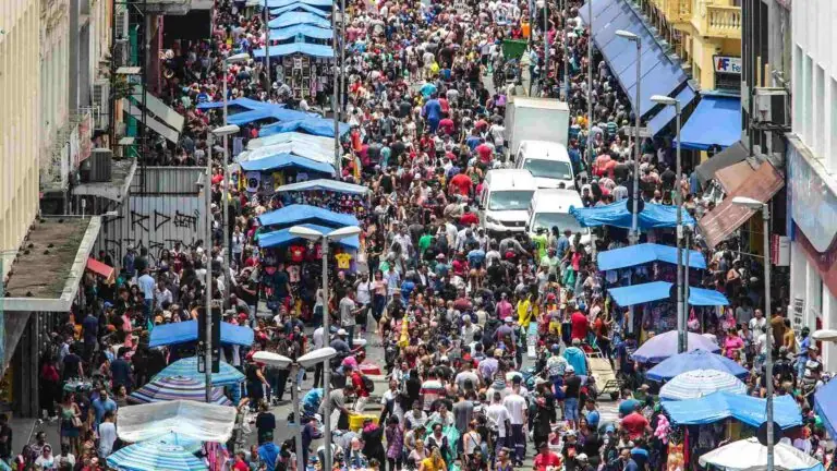 Rua 25 de Março e Brás ficam superlotados na véspera de natal em SP