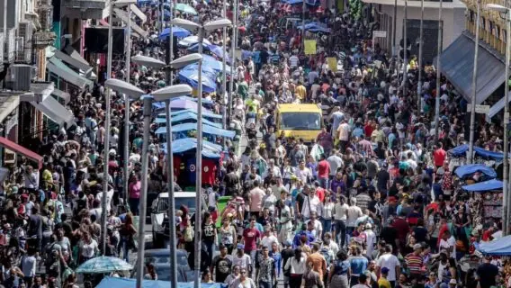 Rua 25 de Março e Brás ficam superlotados no sábado em São Paulo