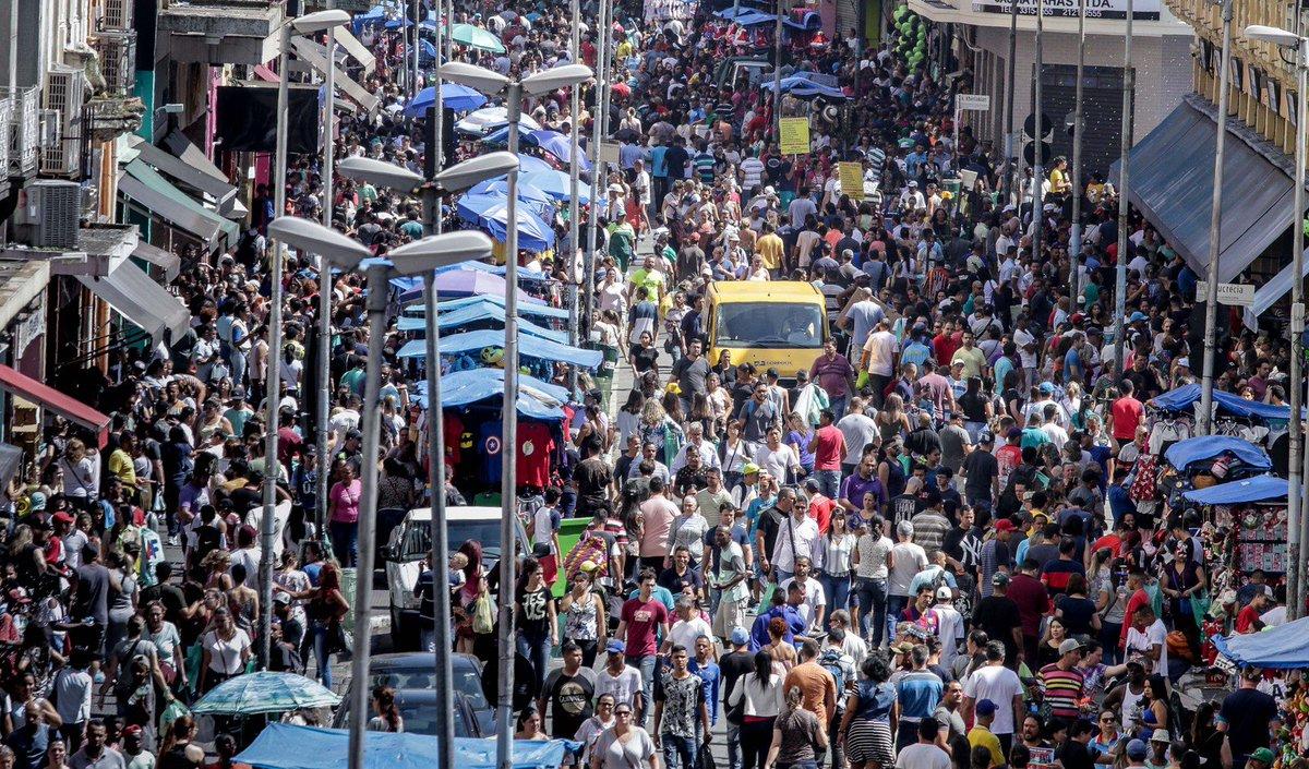 Em SP, comércio da rua 25 de março e Brás ficam superlotados