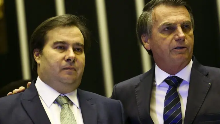 Bolsonaro culpa Maia por falta de 13º salário ao Bolsa Família