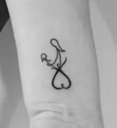 Imagem mostra tatuagem no pulso 