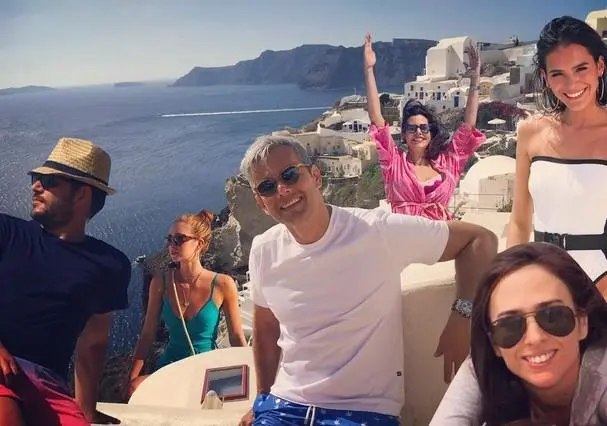 Imagem mostra famosos em montagem de viagem à Grécia