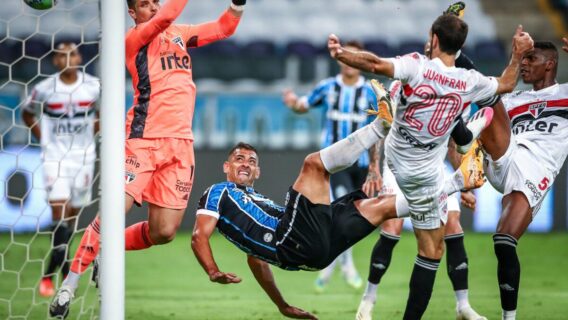 São Paulo desperdiça chances, Grêmio é fatal e sai em vantagem na semi