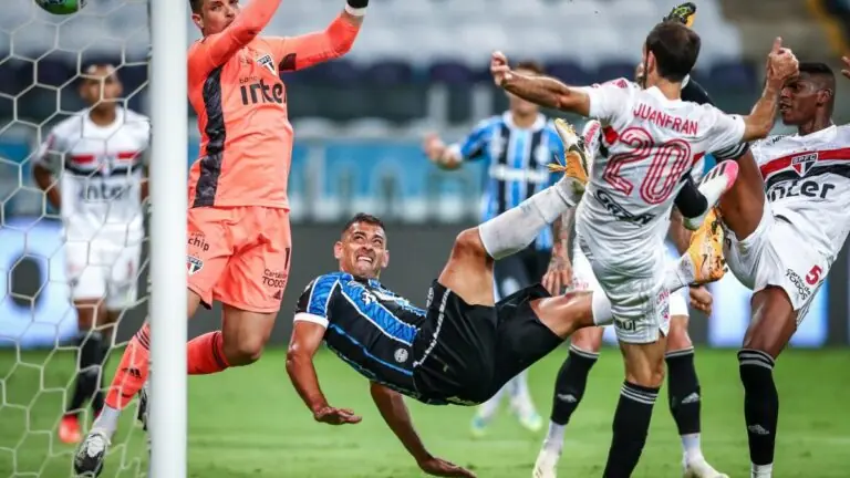 São Paulo desperdiça chances, Grêmio é fatal e sai em vantagem na semi