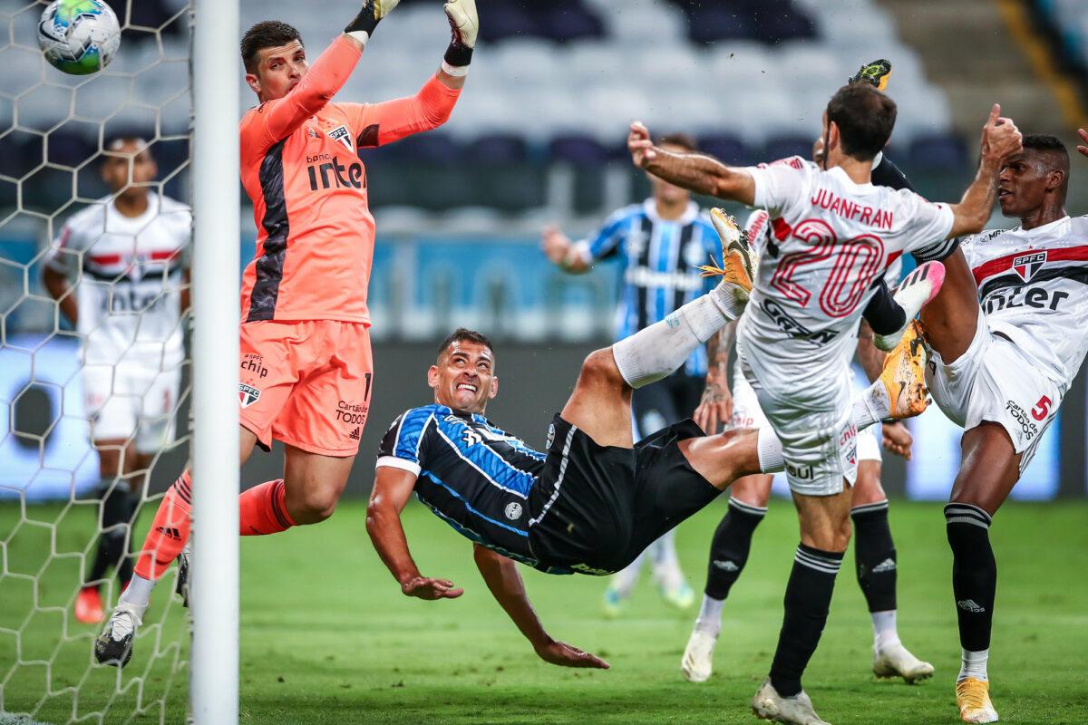 Lei do ex entra em ação, e Diegou Souza marca o único gol do confronto entre Grêmio e São Paulo