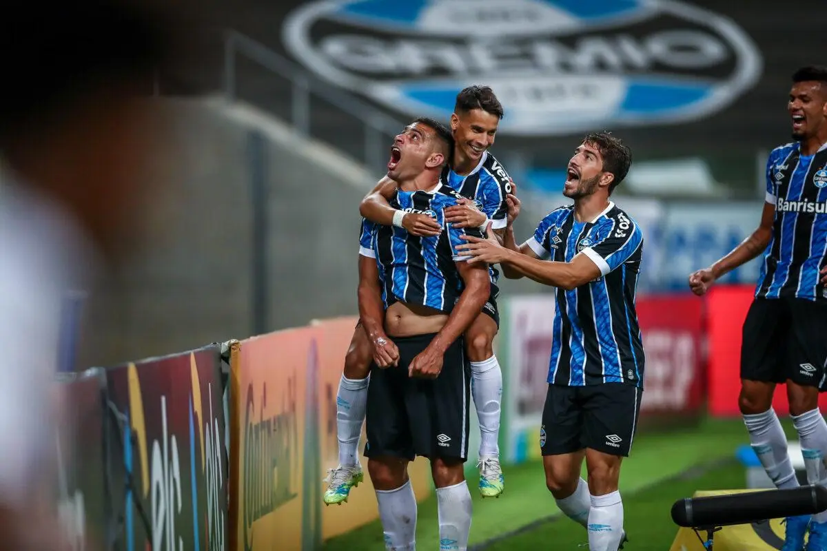 Diego Souza beijou o escudo do Grêmio e comemorou muito seu gol na partida
