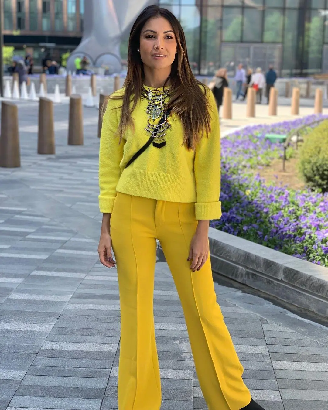 Imagem mostra Patricia Poeta vestida de amarelo, eleito pela Pantone para 2021