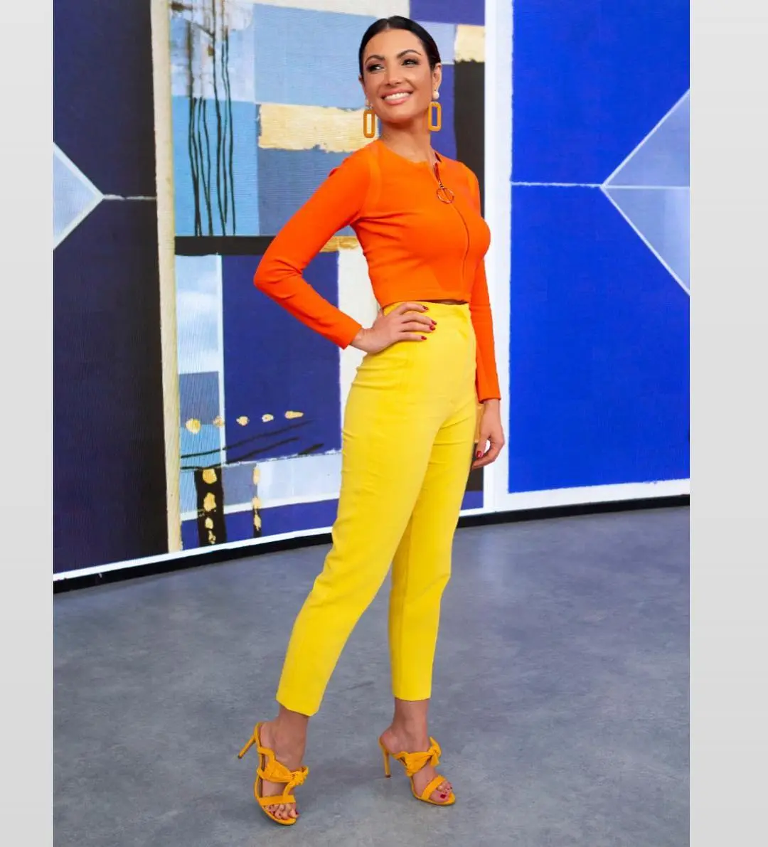 Imagem mostra Patricia Poeta com look amarelo e laranja