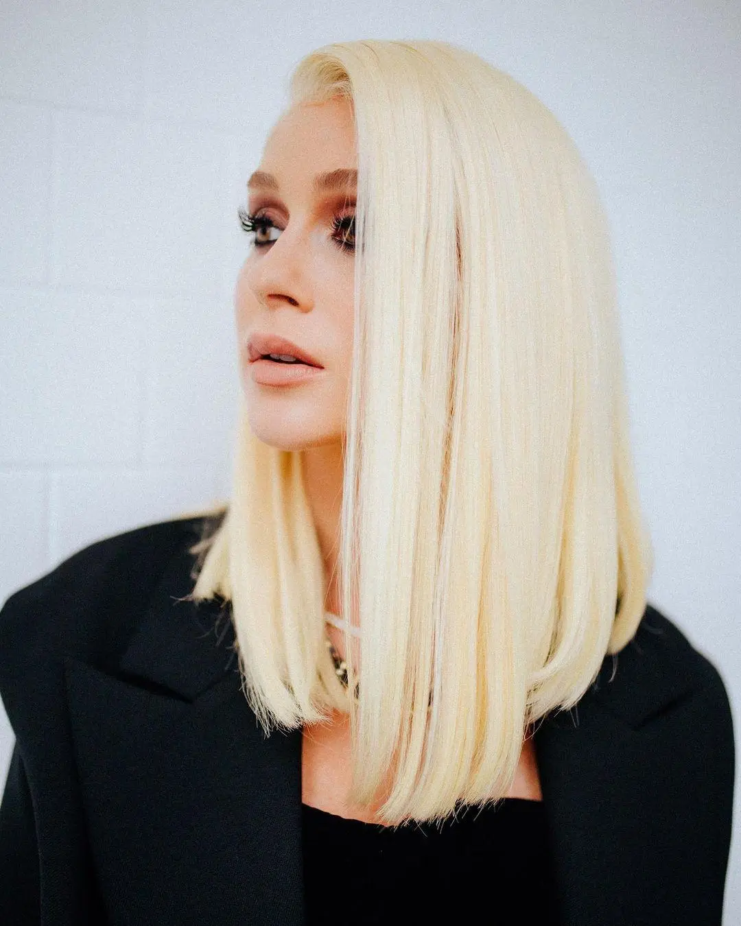 Imagem mostra Marina Ruy Barbosa platinada