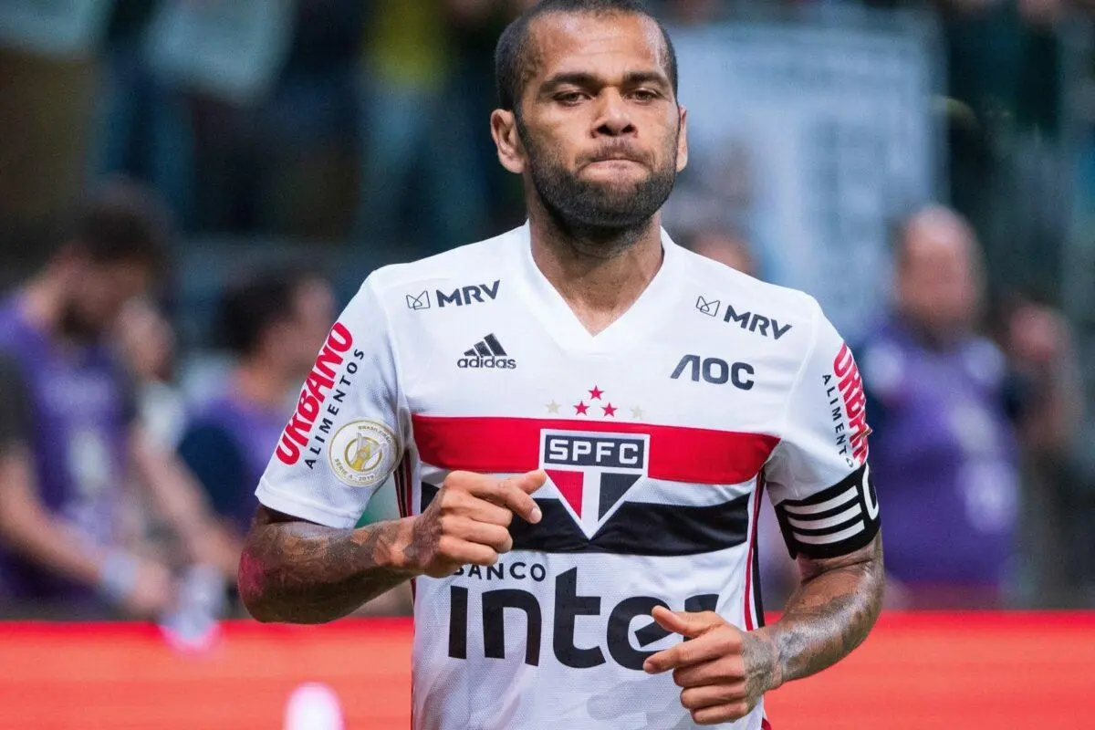 Daniel Alves desfalcará SPFC, mas retorna para o clássico contra o Corinthians