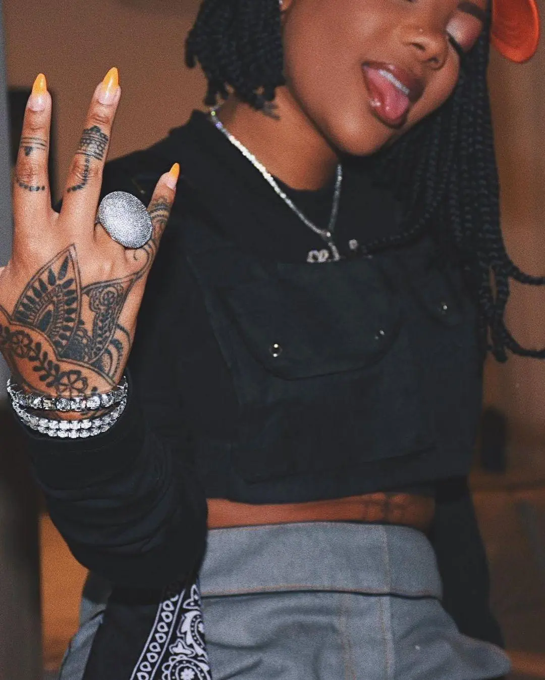 Imagem mostra unhas da Ludmilla