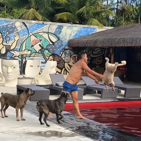 Imagem mostra piscina de André Marques