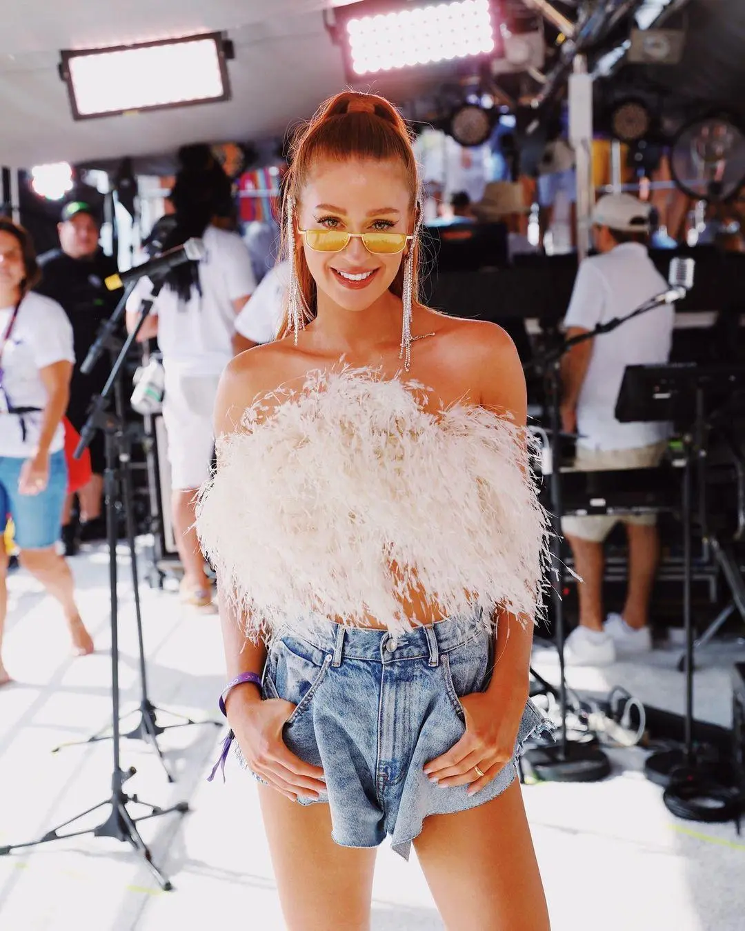 Imagem mostra Marina Ruy Barbosa com short godê jeans