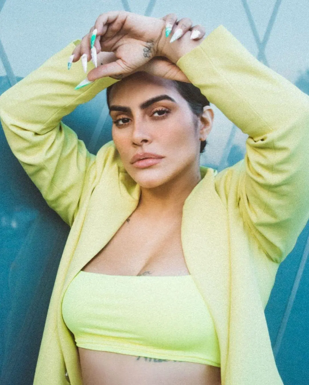 Imagem mostra unhas da Cleo 