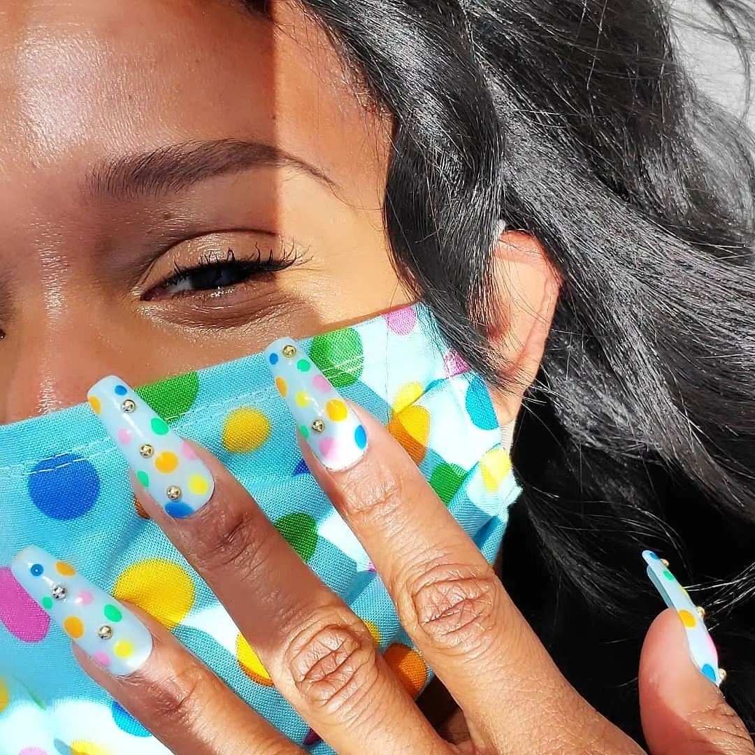 Imagem mostra tendência de unha: nail art combinando com a máscara