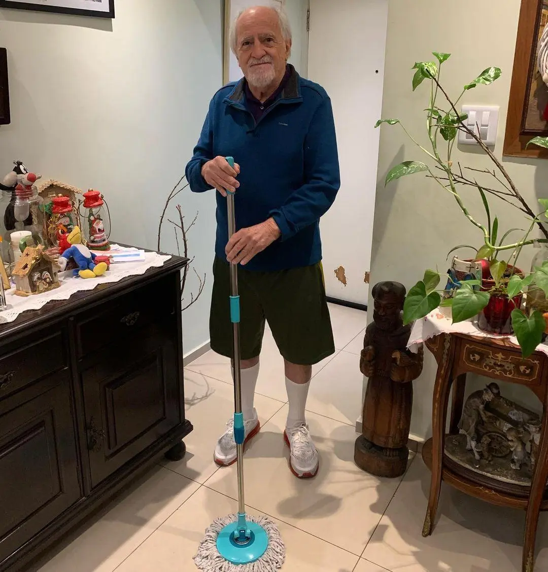 Imagem mostra Ary Fontoura fazendo faxina