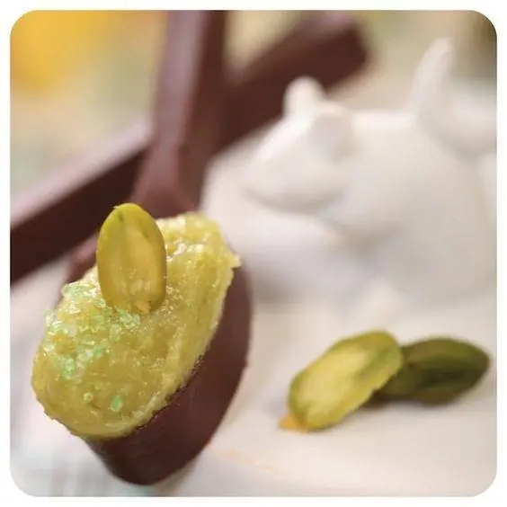 Imagem mostra brigadeiro de colher com pistache
