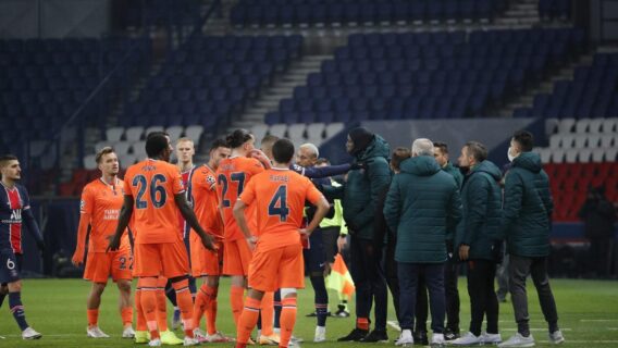 Por racismo de 4º árbitro, PSG e Istanbul deixam o campo; assista