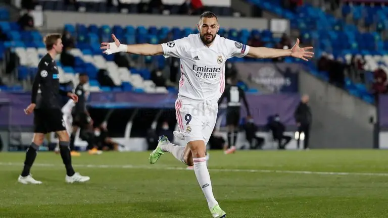 Benzema faz 2, Real Madrid vence M’gladbach e avança na Champions