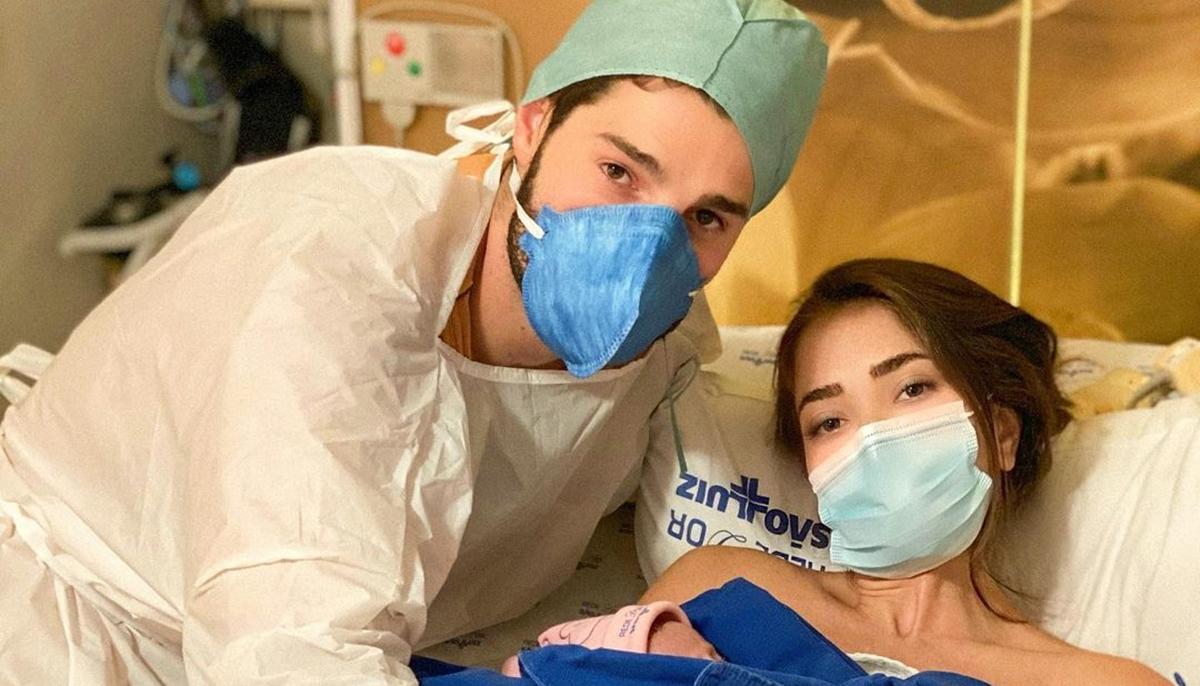 na imagem Alok Romana Novais e a filha, Raika após parto