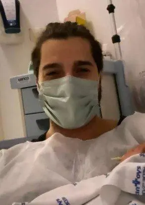 Imagem mostra DJ Alok com a filha na UTI