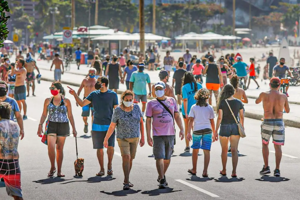 Ano Novo Rio - pessoas caminham de máscara na orla