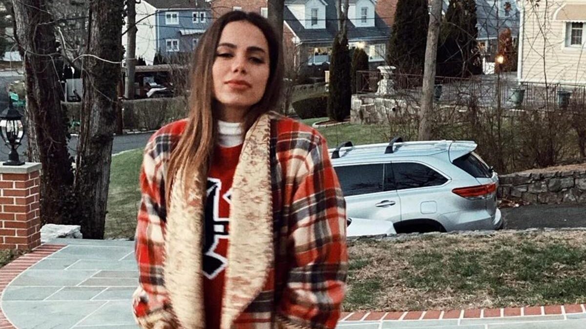 Na imagem Anitta em Nova York