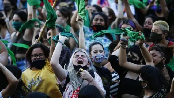 Argentina legaliza aborto após maratona de debate