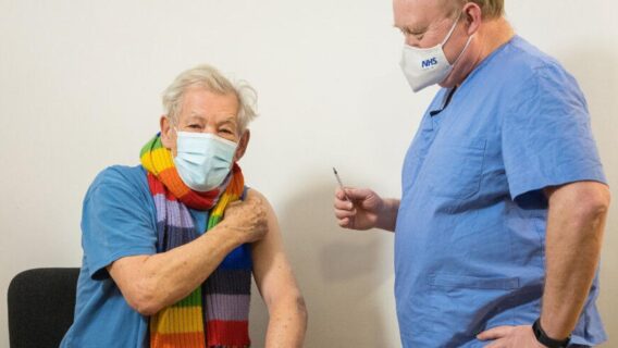 Ian McKellen: Ator de Gandalf é vacinado contra a covid-19