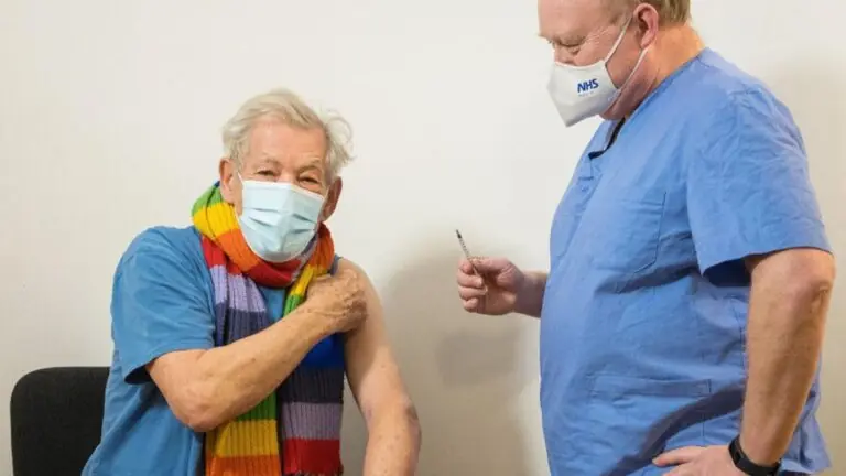 Ian McKellen: Ator de Gandalf é vacinado contra a covid-19