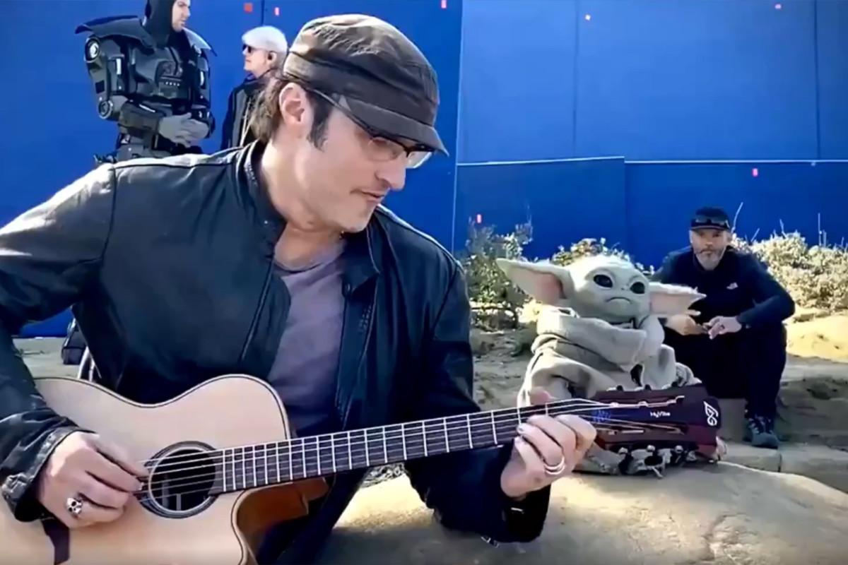 Baby Yoda dançando