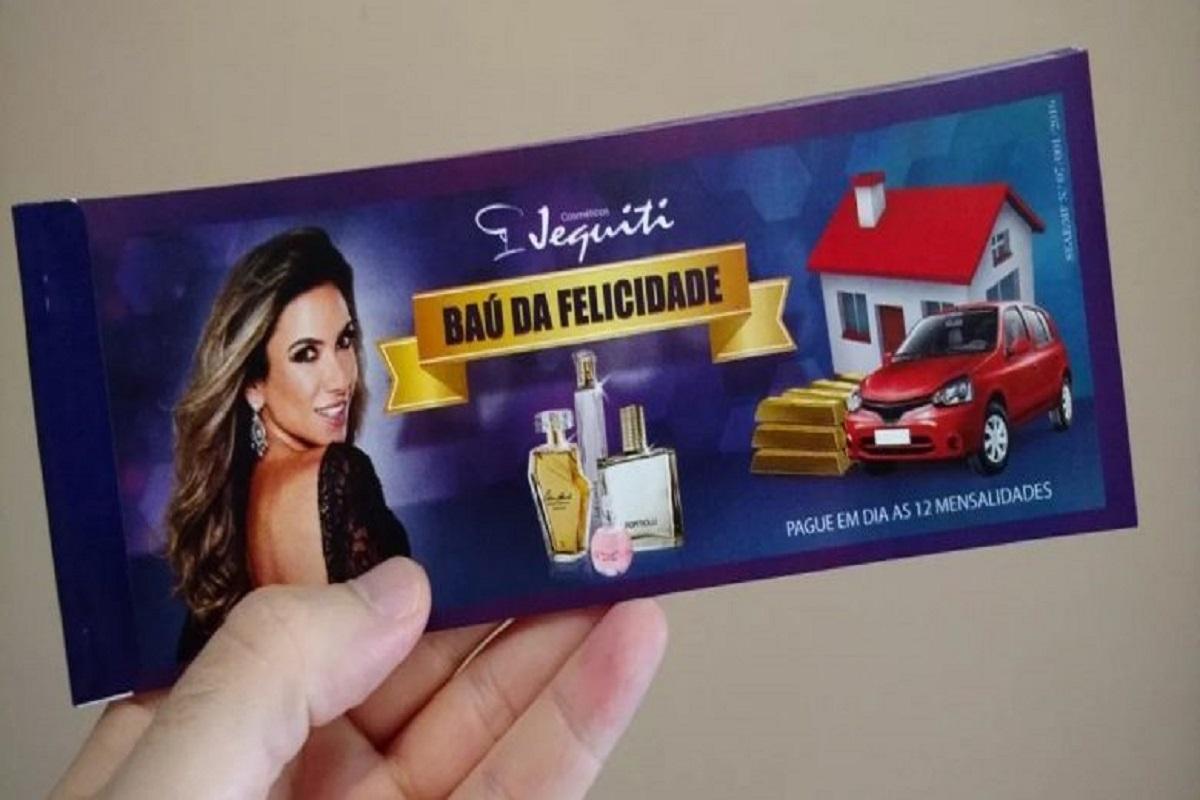 A imagem mostra um carnê do Baú da Felicidade