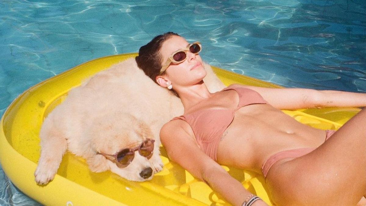 Na imagem a atriz Bruna Marquezine e um pet
