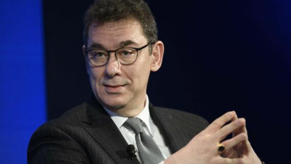 CEO da Pfizer ainda não recebeu sua vacina covid-19, dizendo que não quer furar a fila