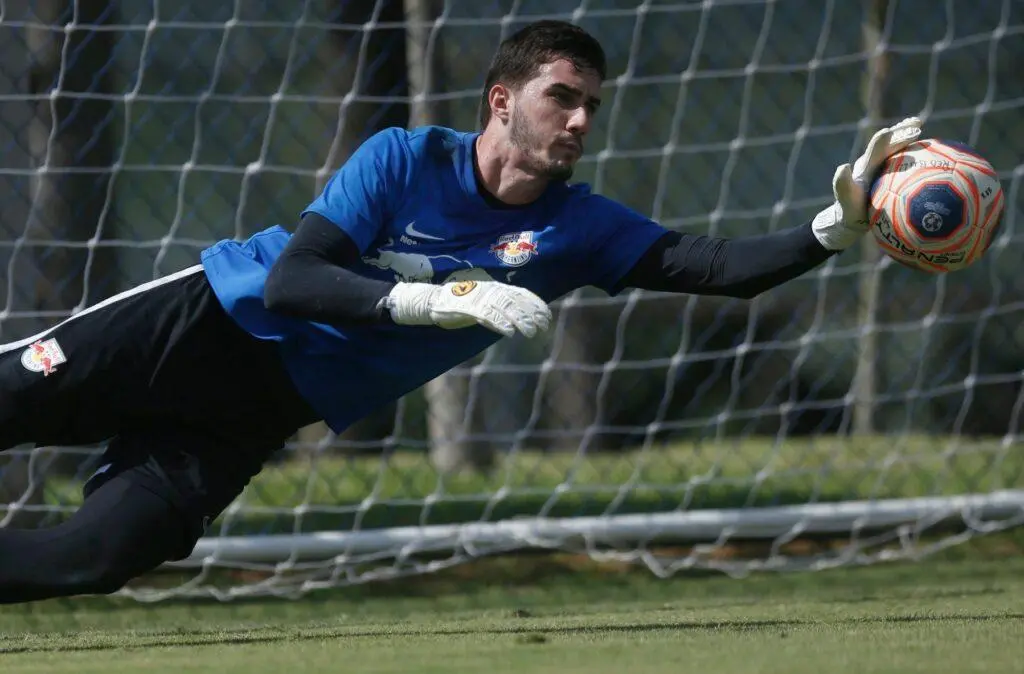 Imagem mostra goleiro do RB Bragantino, Ceiton.