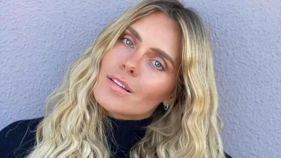 Carolina Dieckmann posa de calcinha e dá a melhor resposta à seguidor