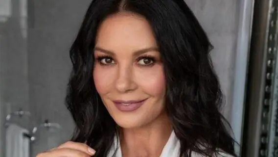 Catherine Zeta-Jones posa de biquíni ao lado do Papai Noel