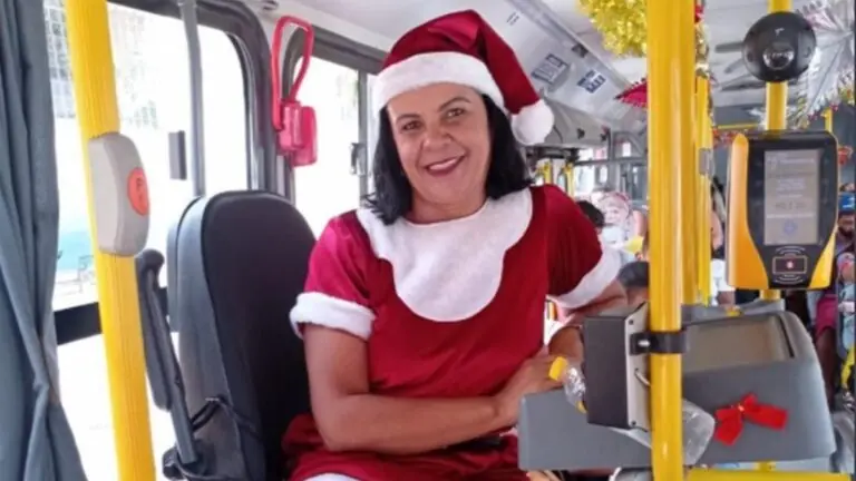 Cobradora de ônibus se veste de Mamãe Noel e viraliza na web