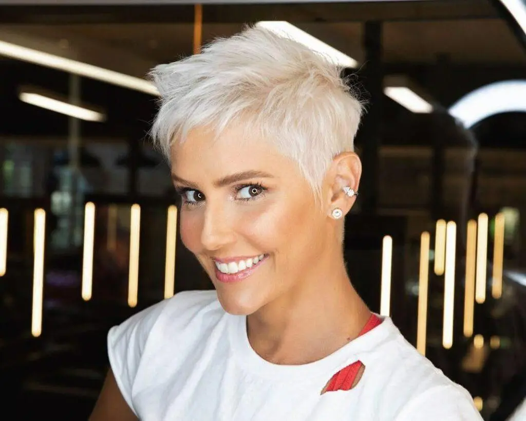 Na imagem a atriz Deborah Secco com cabelo Pixie Cut