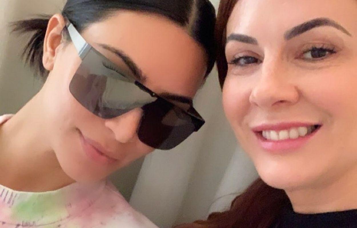 Imagem mostra massagista brasileira ao lado de Kim Kardashian
