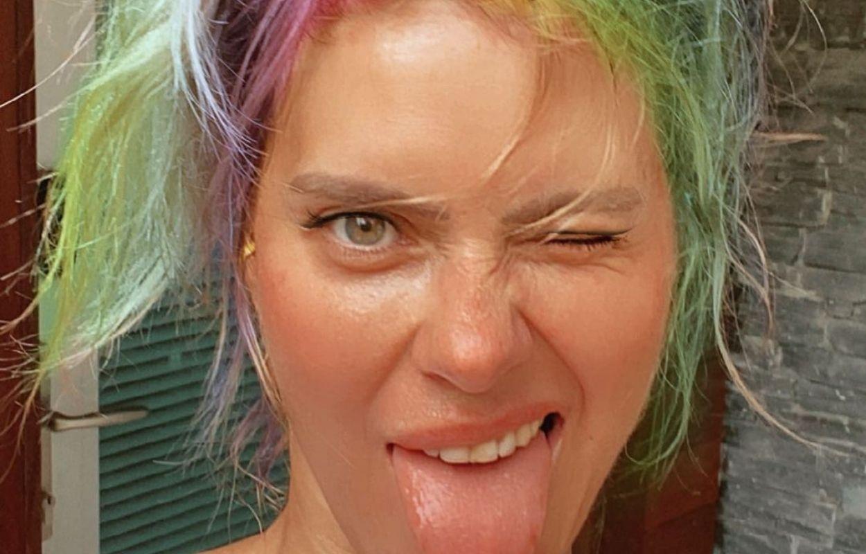 Imagem mostra Carolina Dieckmann com cabelos coloridos por filtros